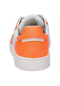 Sneaker mit einer weißen Gummisohle und einem grauen Obermaterial, ausgestattet mit einer orangen synthetischen Ferse und reflektierenden Akzenten über der Ferse.