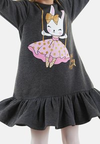 Szara sukienka z falbaniastym dołem, różowa spódnica w złote kropki oraz zabawny motyw królika w bieli i złocie.