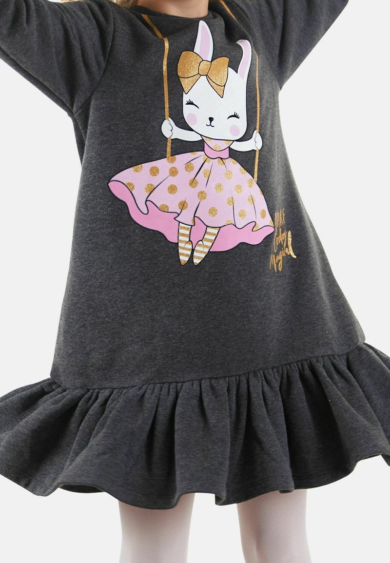 Szara sukienka z falbaniastym dołem, różowa spódnica w złote kropki oraz zabawny motyw królika w bieli i złocie.