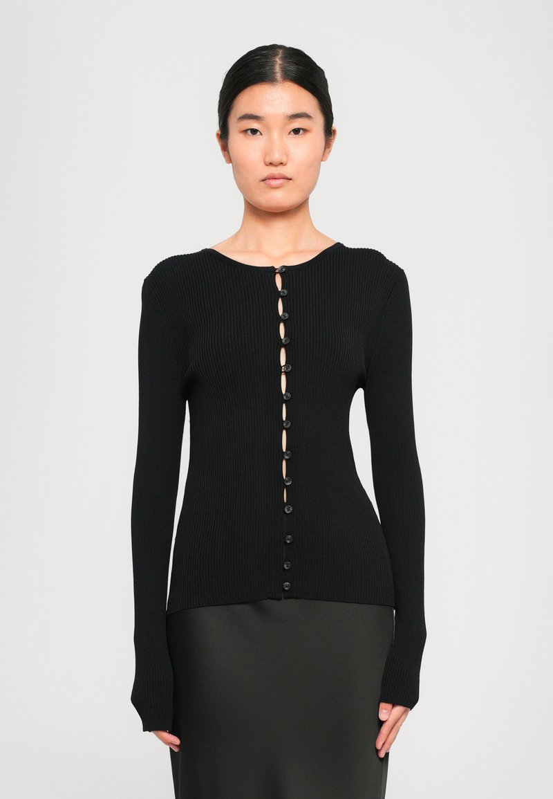 Cardigan preto canelado com mangas longas, apresentando um decote redondo e fecho frontal com botões ao longo do centro. Textura suave com um design ajustado.