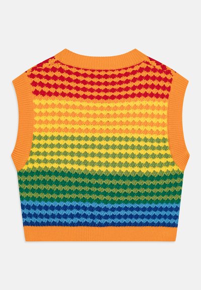 Stickad ärmlös topp med en gradient av livliga färger från röd till blå, med ett texturerat mönster och orange ribbade kanter.