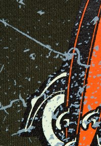 Teksturowana zielona tkanina z wyrazistym wzorem w pomarańczowe i czarne paski, podkreślona plamami jasnoniebieskiej farby i płynącymi liniami.