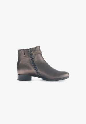 Braune Lederstiefelette mit einem seitlichen Reißverschluss und einem Riemendetail. Verfügt über einen niedrigen Blockabsatz und eine glatte Textur. Einfaches, schlankes Design.