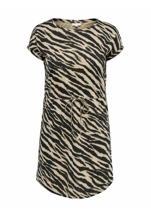 Sukienka z krótkim rękawem, o długości do kolan, z beżowo-czarnym nadrukiem w zebrę oraz regulowanym paskiem w talii wykonanym z tego samego materiału.