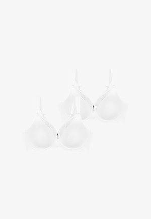 Dvě bílé, lehce vyztužené podprsenky s nastavitelnými ramínky a kosticí, zobrazené vedle sebe na bílém pozadí.