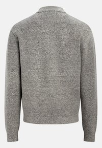 Grå strikket genser med teksturert finish, har krage og lange ermer, designet for en avslappet passform. Bilde viser bakvyn.