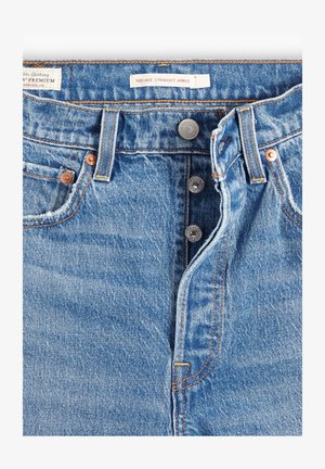 Hellblaue Jeans aus Denim mit geradem Schnitt am Knöchel. Mit fünf Taschen, zwei Metallknöpfen und sichtbaren orangen Nähten. Etiketten vorhanden.