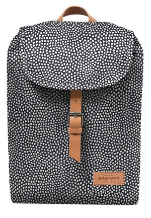 Sort rygsæk med hvide uregelmæssige prikker, tan læderrem med spænde og tan håndtag; Eastpak logo patch på den nederste front.
