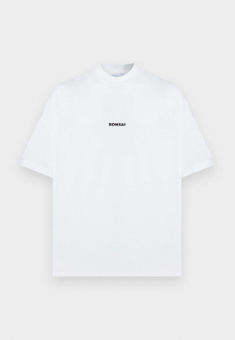 Camiseta blanca de manga corta con un escote alto, que presenta un pequeño logo negro "BONSAI" centrado en el pecho. Tejido de algodón suave.