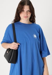 Even&Odd Curvy LIZ FEEL GREAT  - Marškinėliai su spaudiniu - blue