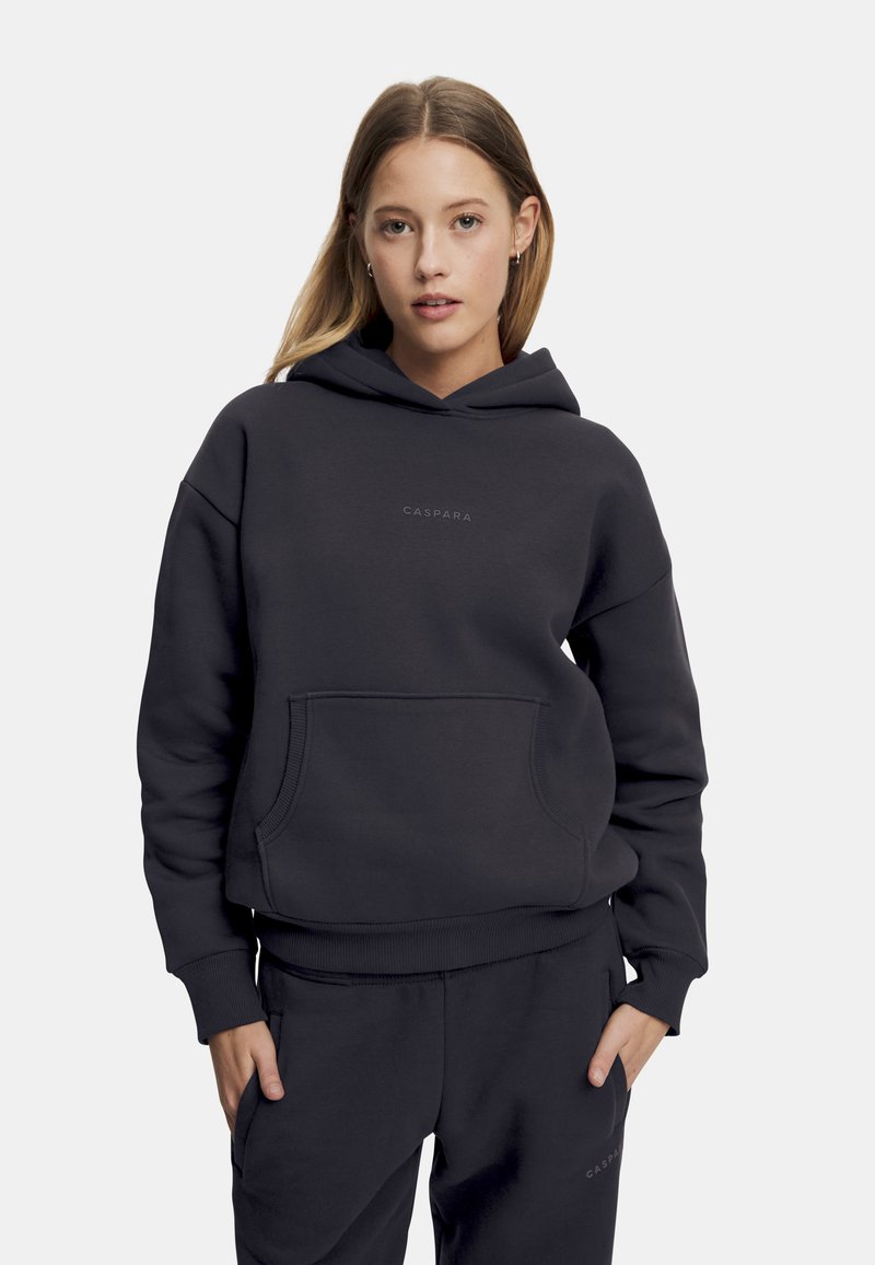 Mørk grå hettegenser laget av myk stoff, med kengurulomme, ribbestrikkede mansjetter, og en minimalistisk logo på brystet.