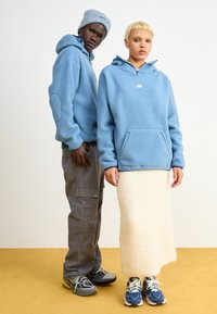 New Balance HOOPS UNISEX - Kapuzenpullover - heron blue