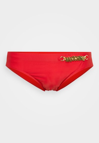 Pantaloni de bikini roșii, confecționați dintr-un material neted, cu un accent decorativ de culoare aurie purtând numele brandului, proiectați într-un stil cu talie joasă.