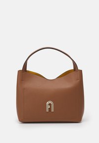 Hnědá kožená kabelka s hladkým texturovaným povrchem, která má přední část ozdobenou zlatým kovovým logem a kontrastním žlutým interiérem.