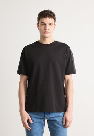 Calvin Klein Jeans LOGO TAPE TEE - T-shirt con stampa - black
