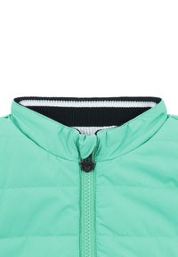 Helle teal Pufferjacke mit einem schwarzmarmorierten Kragen, einem Frontreißverschluss mit einem bärenförmigen Zieher und horizontalen Steppnähten.