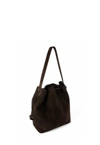 Ciemnobrązowa zamszowa torebka na ramię z pojedynczym długim paskiem i zamknięciem na sznurek na białym tle.
