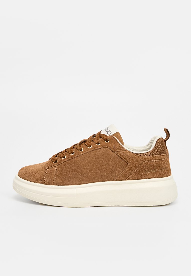 Sneaker in suede marrone con suola in gomma bianca, punta rotonda e design con lacci. Presenta un logo sulla linguetta e dettagli testurizzati sul tallone.
