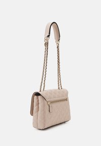 Borsa a tracolla beige trapuntata con una catena dorata, dotata di una tasca frontale con zip e una forma strutturata. Finitura in pelle liscia.