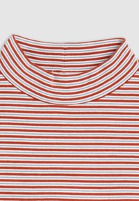 Punainen ja valkoinen raidallinen poolopaita, jossa on pehmeä, ribattu pinta ja korkea, taitettu kaulus.