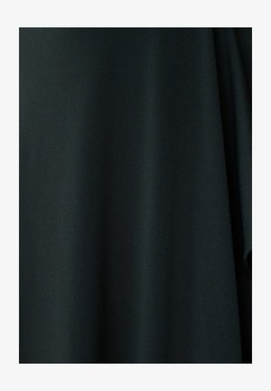 Dunkelgrüner Stoff mit glatter Textur und dezentem Glanz, der ein drapiertes Design mit sanften, fließenden Linien zeigt.