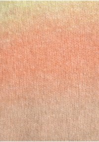 Stickad tyg i en gradient från mjuk persika till ljusgul, med en fin struktur och synliga sömnadsmönster genom hela.