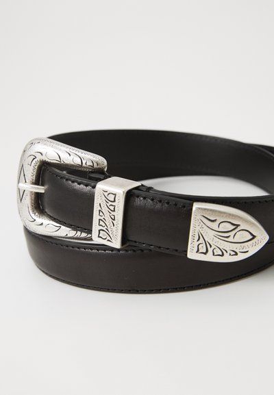 Cinturón de cuero negro con una hebilla plateada ornamentada que presenta patrones de hojas, pieza metálica rectangular, textura suave y diseño de punta redonda.