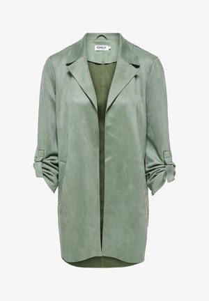 Grønn fuskeskinn-blazer med hakket slag, oppbrettede mansjetter og to sidelommer. Myk tekstur og åpen front.