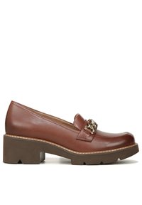 Bruine leren loafers met een chunky bruine blokhak, voorzien van een gouden kettingaccent op de bovenkant en subtiele stiksels.