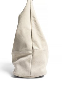 Borsa in suede beige con una forma arrotondata e morbida. Presenta una cucitura evidente e una texture liscia. Design minimalista, senza accessori o motivi prominenti.