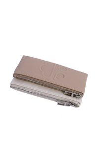 Billetera de doble cremallera en cuero beige y crema, con diseño grabado, textura suave y acentos en hardware plateado.