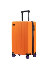 Pomarańczowa walizka z pionowymi żłobieniami, wysuwaną rączką, czarnymi okuciami i kołami z fioletowymi akcentami. Wykonana z trwałego materiału.