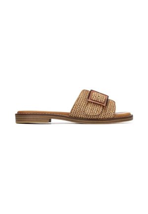 Sandalia tipo slide marrón tejida con tacón apilado plano y hebilla rectangular grande en una amplia tira sobre el pie.
