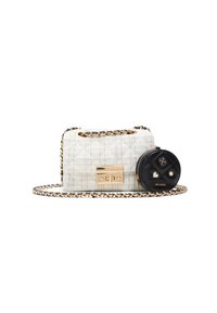 Borsa in tweed bianca con chiusura e tracolla in tonalità oro, abbinata a un sacchetto rotondo nero con hardware e dettagli decorativi.