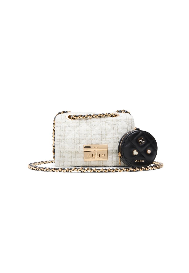Borsa in tweed bianca con chiusura e tracolla in tonalità oro, abbinata a un sacchetto rotondo nero con hardware e dettagli decorativi.
