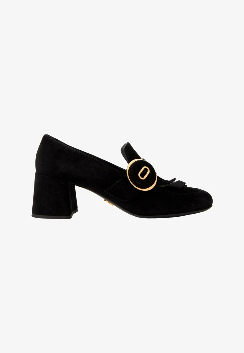 Chaussure en daim noir à talon bloc bas avec une grande boucle ronde dorée et un détail à franges sur la bride avant.