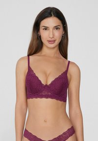 Spitzen-Bralette in tiefem Burgunderrot, mit V-Ausschnitt, verstellbaren Trägern und geschwungenen Kanten, einschließlich passendem Spitzen-Tanga.