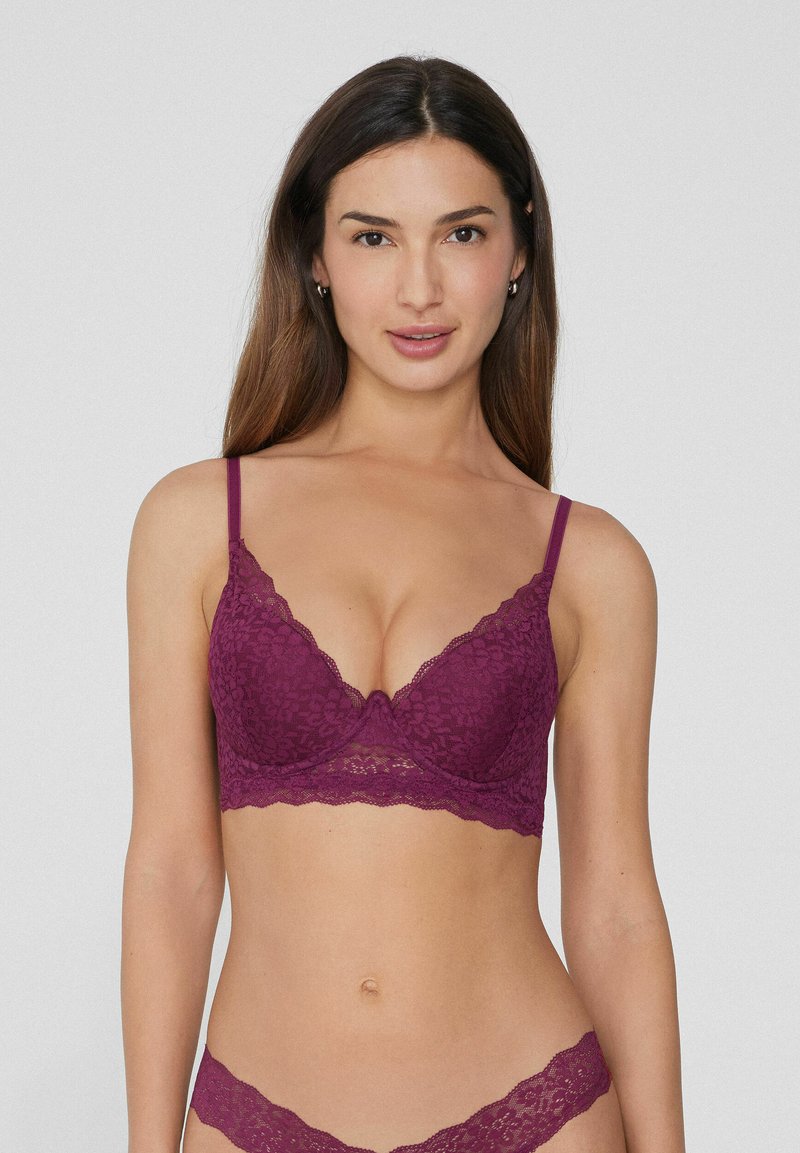 Spitzen-Bralette in tiefem Burgunderrot, mit V-Ausschnitt, verstellbaren Trägern und geschwungenen Kanten, einschließlich passendem Spitzen-Tanga.