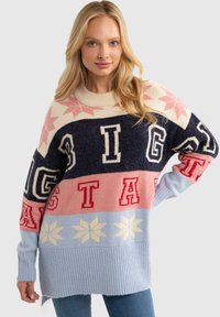Sweter dzianinowy z kolorowym wzorem w odcieniach kremowym, granatowym, różowym i jasnoniebieskim, z wyrazistym napisem oraz wzorami płatków śniegu. Ribbed dół.