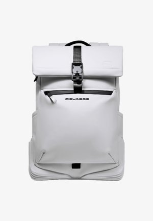 Weißer Rucksack mit Rollverschluss aus strapazierfähigem Material; verfügt über einen schwarzen Schnallenverschluss und eine Reißverschlusstasche, mit einem glatten, strukturierten Design.