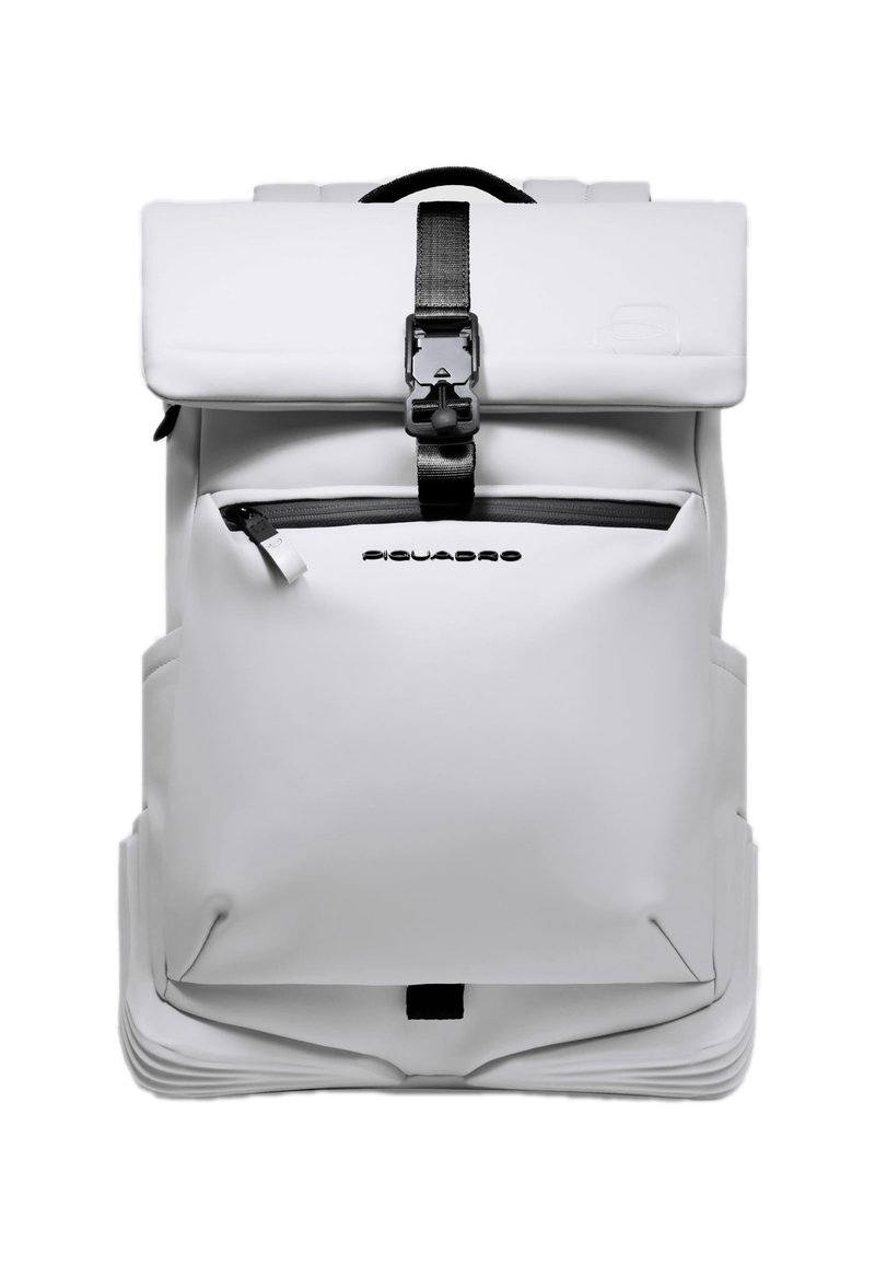 Witte rugzak met oprolbare bovenzijde, gemaakt van duurzaam materiaal; voorzien van een zwarte gesp sluiting en een ritszak, met een glad, gestructureerd ontwerp.