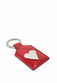 Czerwony skórzany brelok z sercowym srebrnym metalowym akcentem. Posiada przeszywane wykończenie i srebrne zapięcie na klucze.
