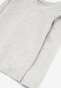 Szara, długosleeve koszulka z gładką teksturą. Posiada okrągły dekolt i prosty kroj, z starannie wykończonymi brzegami.