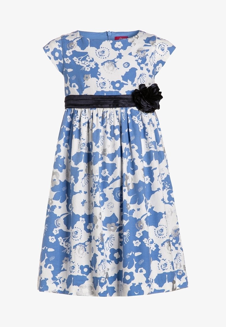 Robe fleurie bleu et blanc avec manches courtes, ceinture noire, et décoration florale noire sur le côté droit.