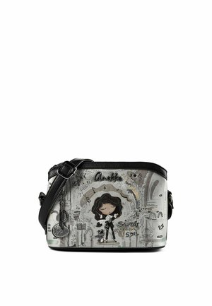 Petit sac bandoulière avec une sangle noire, représentant une femme en dessin animé aux cheveux noirs et un chat, des notes de musique et des motifs de style graffiti urbain.