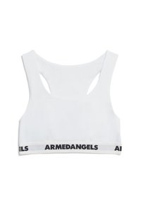 Weißer Sport-BH mit Racerback-Design, ausgestattet mit einem schwarzen elastischen Band mit dem Aufdruck "ARMEDANGELS". Glatte Textur, minimalistischer Stil.