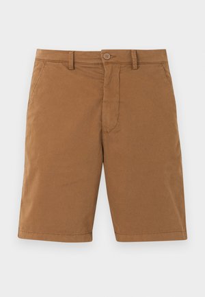 Bruine katoenen casual shorts met riemlussen, zijzakken, knoopsluiting en voorsluiting met rits op een lichte achtergrond.