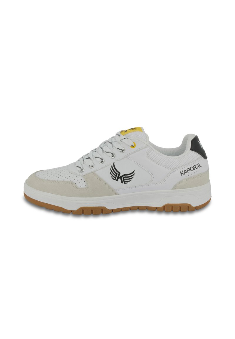 Baskets blanches avec une tige en daim et en cuir texturé, accents noirs et jaunes, détails perforés et semelle en caoutchouc. Logo de la marque visible.
