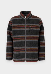 Schwarze Fleecejacke mit horizontalen roten, braunen und grauen Streifen, hohem Kragen, Frontreißverschluss und einer mit Reißverschluss versehenen Brusttasche.