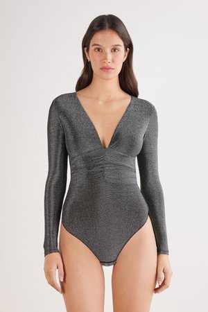 Maillot de bain une pièce en tissu noir métallisé, avec un décolleté en V profond, des manches longues, des fronces à la taille et des ouvertures de jambe échancrées.